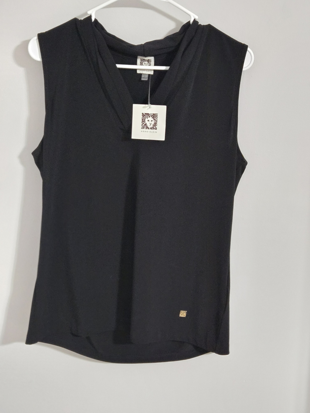 Anne Klein Black Sleeveless V-Neck Shell Top